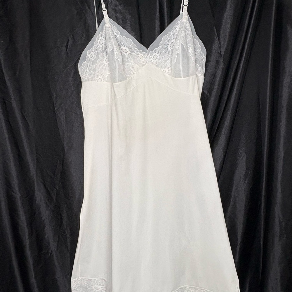 Vanity Fair White Lace Chemise